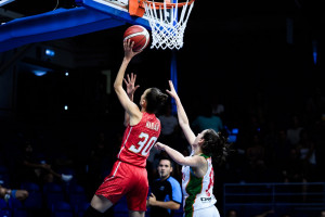 A Madár Eszterrel (pirosban) felálló magyar válogatott megszerezte az ötödik helyen zárt a soproni U20-as női Eb-n Forrás: FIBA.Basketball