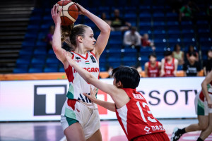 Gábor Lilivel (fehérben) a soraiban a magyar csapat simán verte a japánokat az 5-8. helyért a debreceni U17-es leány-vb-n Forrás: FIBA.Basketball